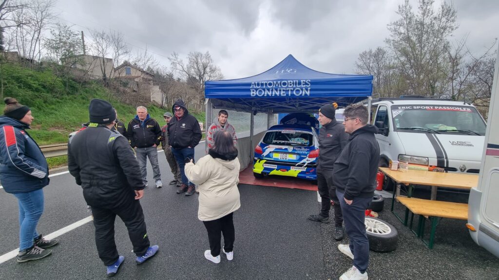 Assistance mécanique rallye avec l’équipe et la voiture en paddock